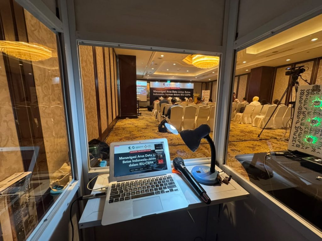 Penyewaan Booth Interpreter jika dilihat dari dalam cabin box room translator simultan.