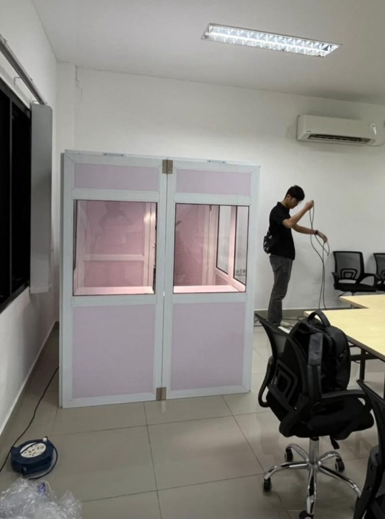Teknisi sedang melakukan setup Cabin Cubical Booth Room Translator simultan di kantor PBB di Batam.